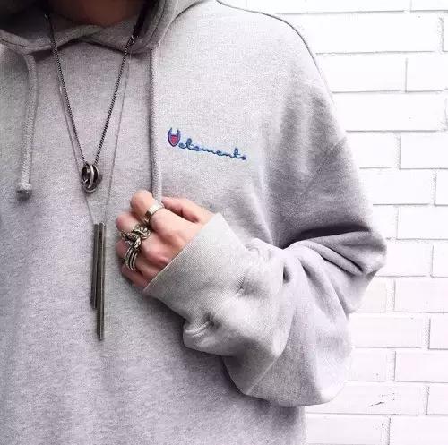 穿了一件特别新的卫衣,穿了一件很喜欢的卫衣