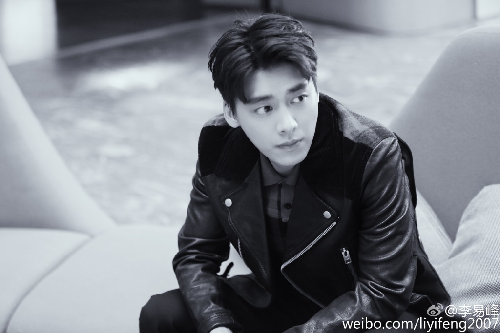 李易峰的日常照片图,李易峰年轻笑容超治愈