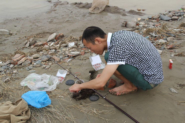 看看江边垂钓忙，钓鱼人渔获不小哟