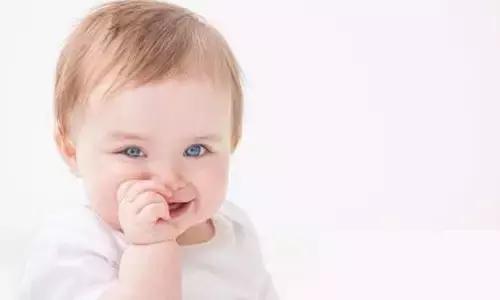 宝宝一打喷嚏就两桶鼻涕,孩子一直打喷嚏流鼻涕一年了