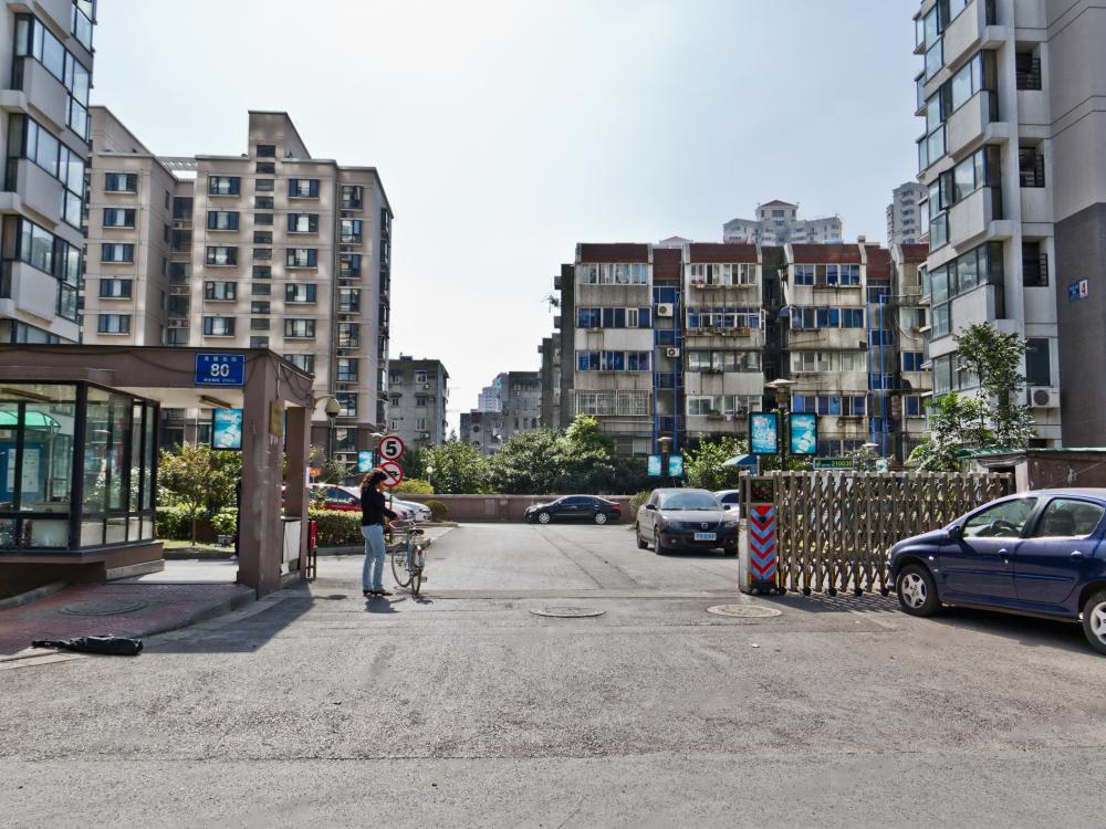 南京龙园北路80号踩盘记：紧邻龙江小学，出门就是地铁站，改善一族捡漏好时机！