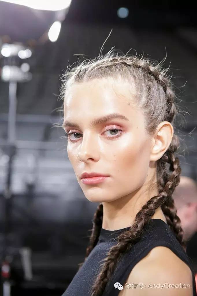 2019秋冬秀场妆容,巴黎时装周的妆容衣服特点