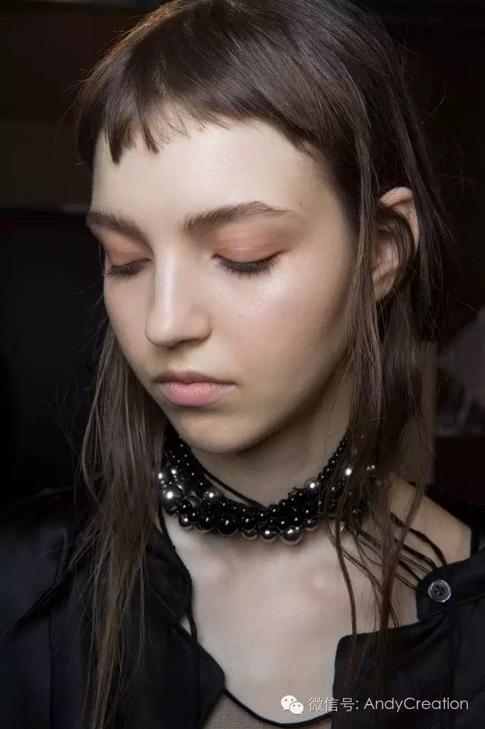 2019秋冬秀场妆容,巴黎时装周的妆容衣服特点