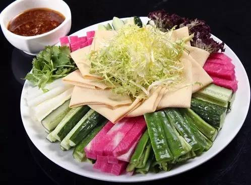 在东北人不是什么都能蘸酱,在东北什么都可以蘸酱