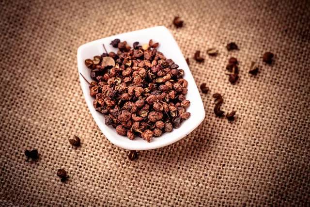 消灭蟑螂的好办法在家里就能解决,比蟑螂还难杀的虫