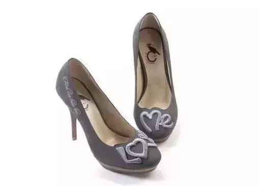 权志龙把5毛的夹子卖200块！baby买了，是真爱还是脑残？