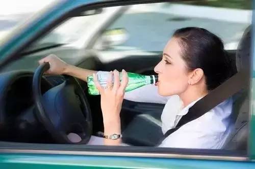 不口渴也喝很多水好吗,补水还是口渴