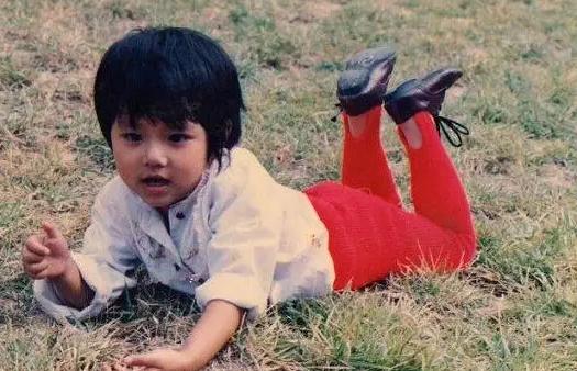 你看,那个人还在穿90年代的踩脚裤!