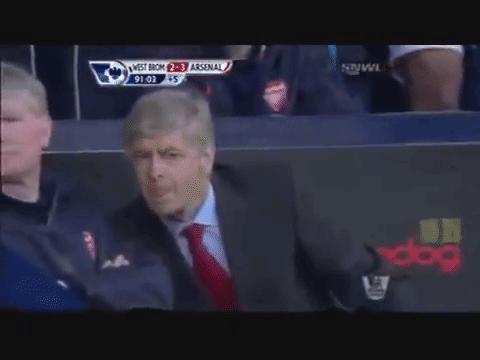 温格高能场面,温格观众席摊手超帅名场面