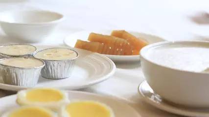 这一家酒店有门童，叫“白手套”。