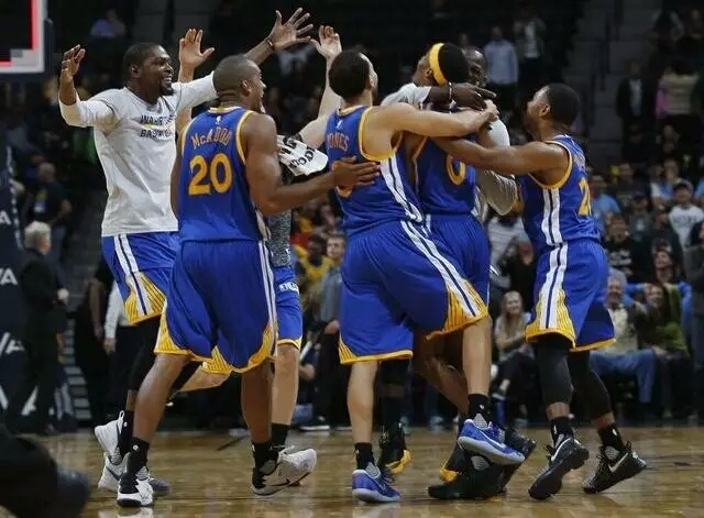 勇士总决赛有几次大比分落后翻盘,勇士连续三场逆转开拓者