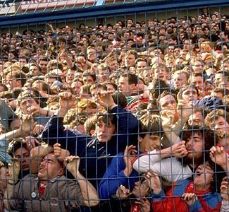 看个球都这么危险最惨重的体坛*踏事踩**件,只因进一球340人身亡