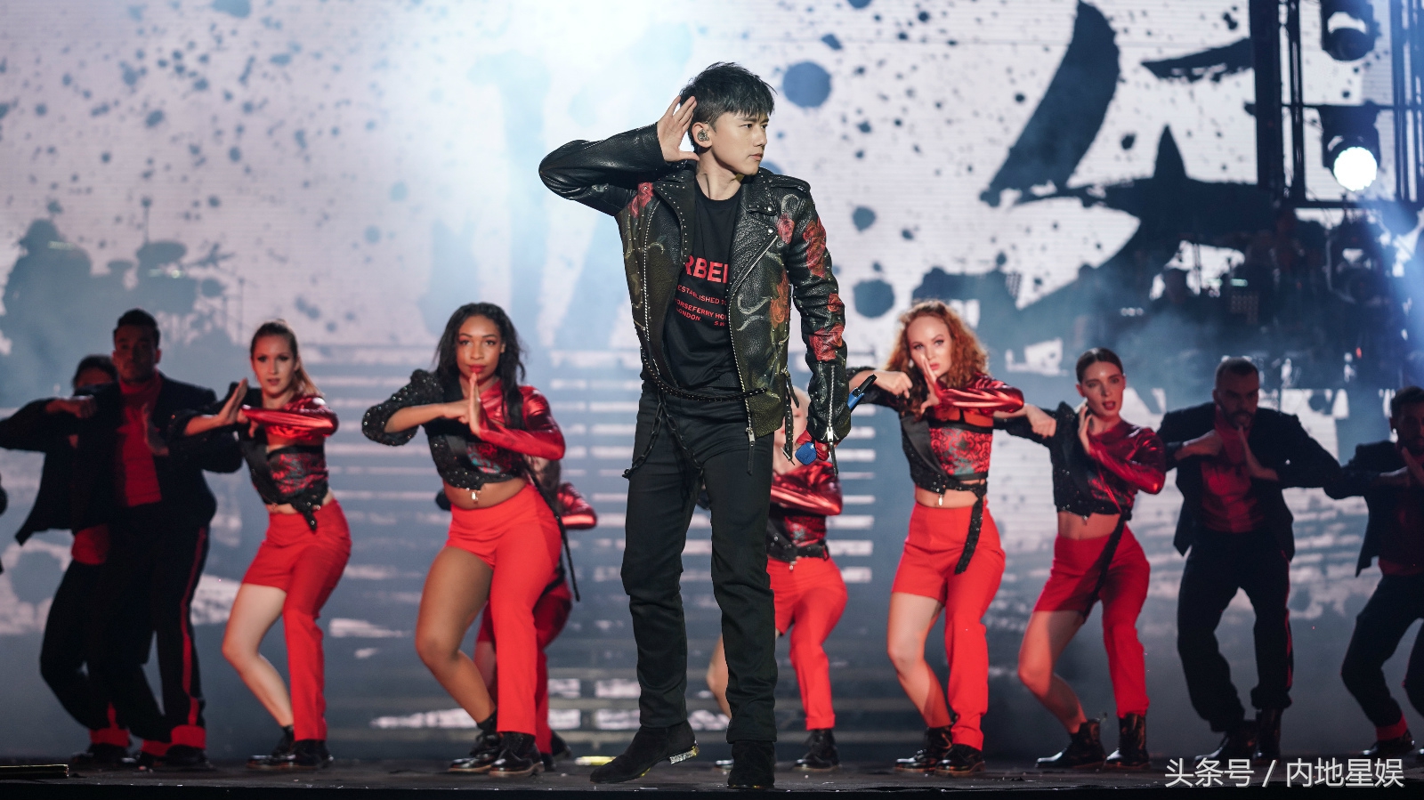 张杰演唱会大型蹦迪现场带墨镜,张杰鸟巢演唱会和明星一起蹦迪