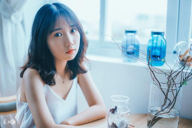 小说：美女为让小伙帮买玉镯，招待他进屋做客，货竟半小时就送到