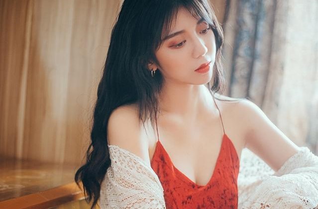 小说：社死现场：女儿偷偷摸男同学腹肌，被老爹逮住