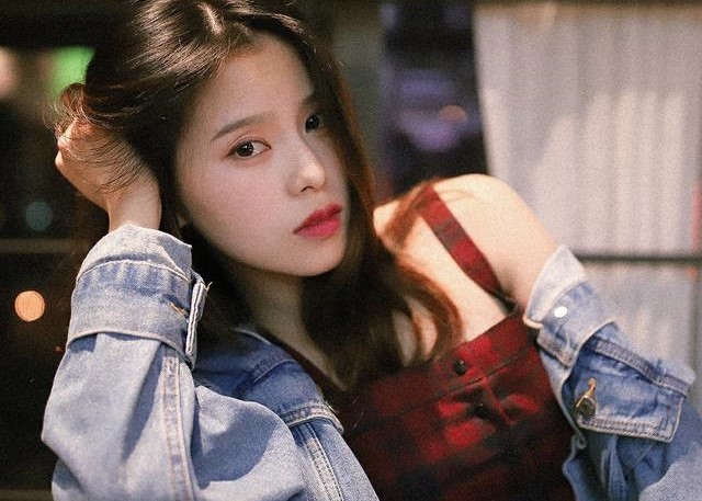 小伙偷瞄校花被发现,小伙偷瞄校花结果被校花追到