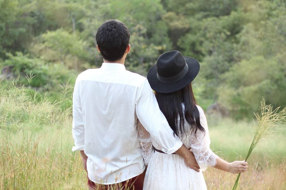 小说：亲妈从小就听信雪姨的话，处处虐待她，如今，雪姨出轨她爸