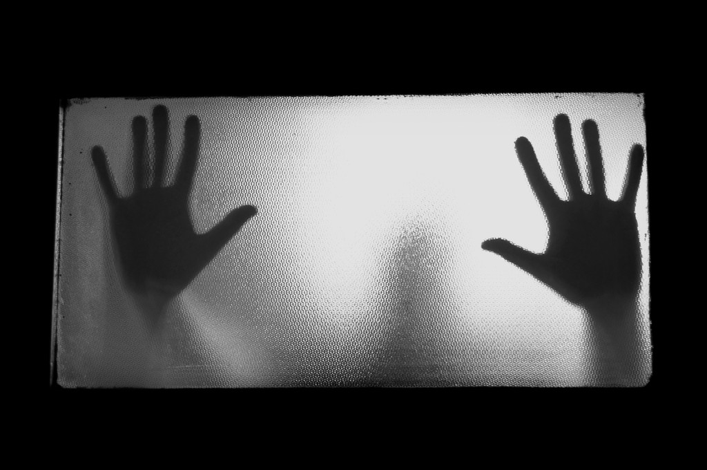 小说：小伙跟随师傅下山，看到灵堂照片笑了，真的是活见鬼了