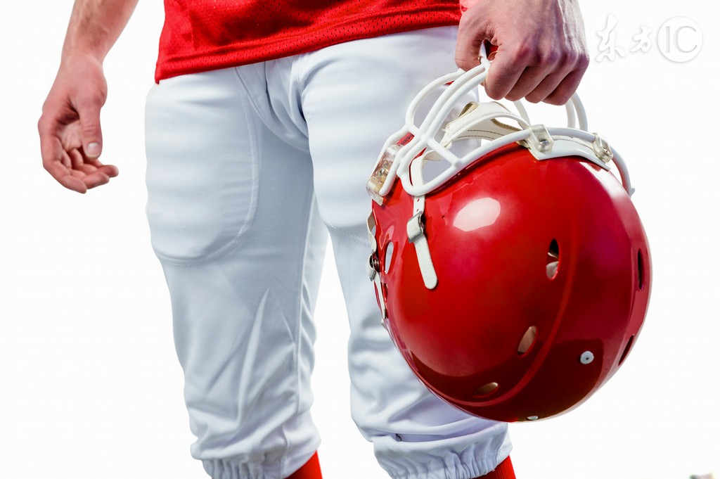 小说：球队上半场二比零，眼看要完，教练直接请小伙出马改变局势