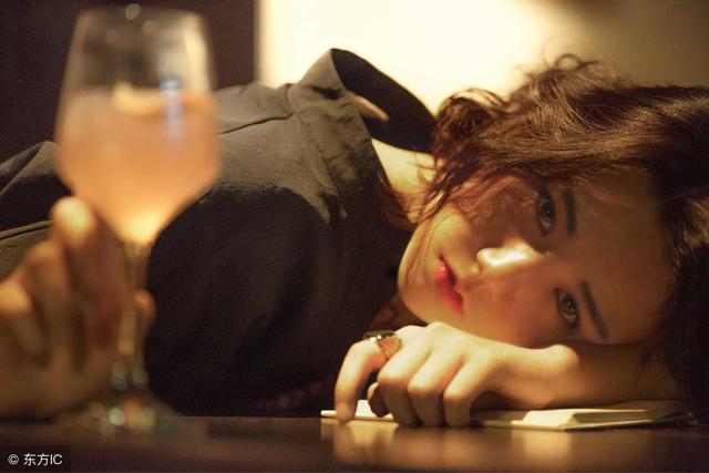 小说：他和美女经理出差，半路遭保安围堵，他强出头却被当场吓退