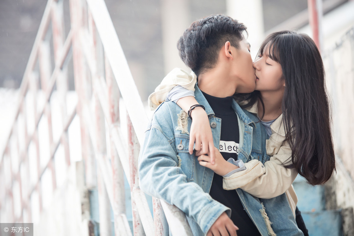 小说：两个同事在厕所对我品头论足，我推开隔间，朝俩人走了过去