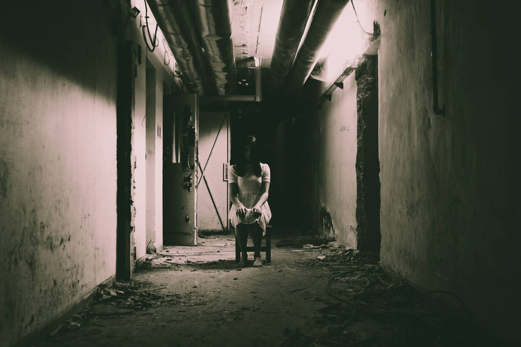 小说：商场开幕，主办方偷偷购买禁药，举办了棺材里闭气的挑战赛