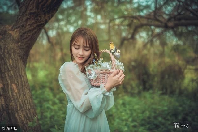 故事：她收到新的手机，被人说成自己不正经，男朋友带她买手机