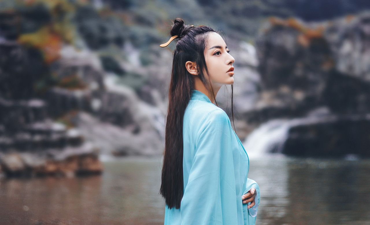 小伙上山修炼十年下山已无敌,小伙在山上苦练百年