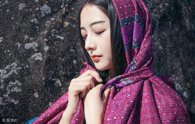 小说：村中桃花满天飞，小农夫出门就被美艳少妇强吻了