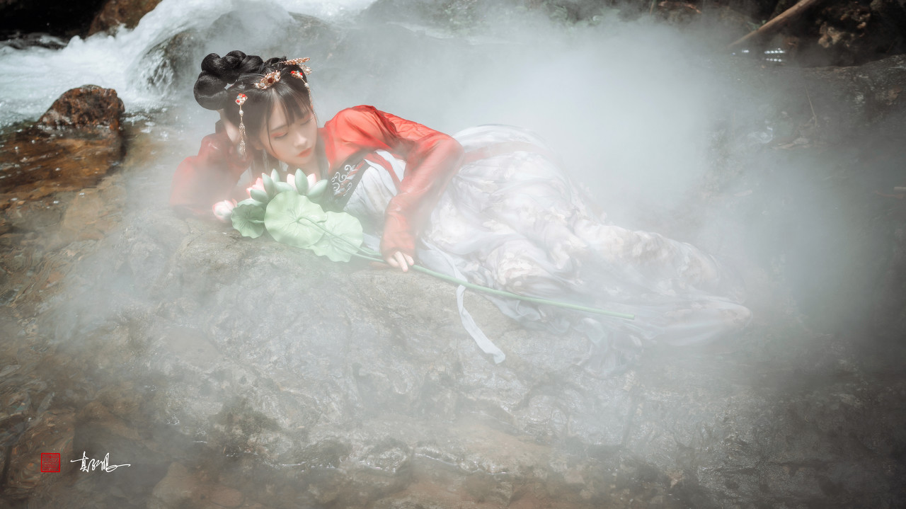 小说：他飞扑过去救下她，却被众人误解不怀好意，纷纷向他动手