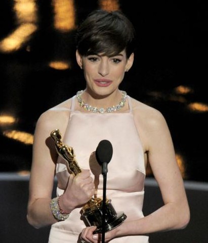 美国安妮海瑟薇短发,欧美女明星盛世美颜安妮海瑟薇