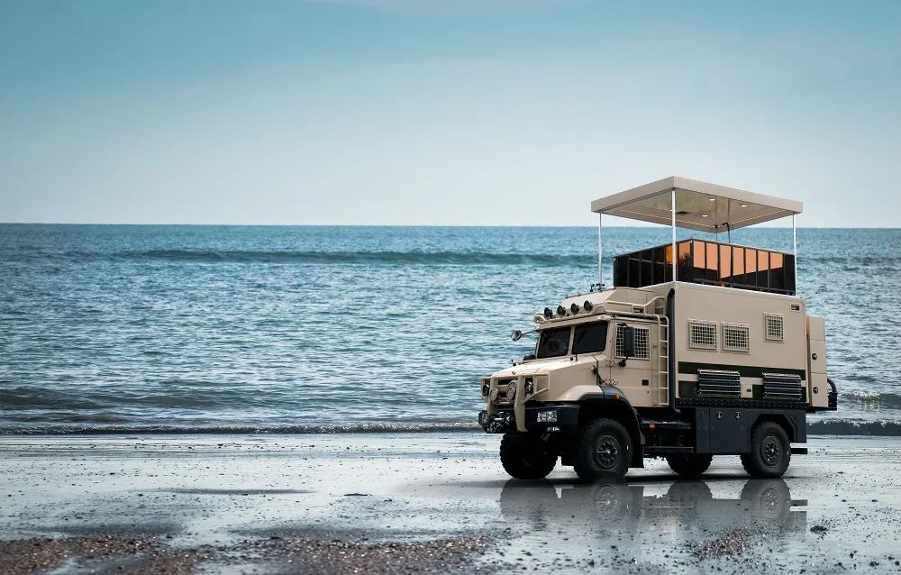 解放4x4的升顶雪鹰房车多少钱,最新款解放雪鹰房车