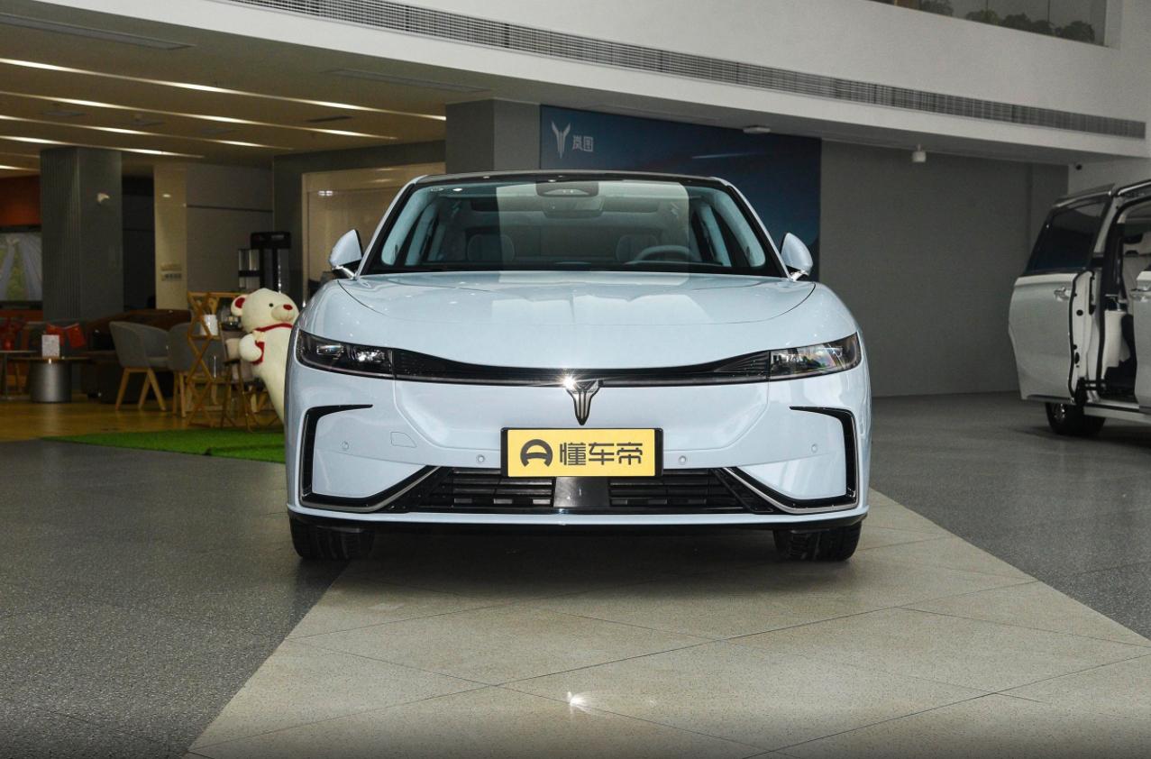 岚图追光与蔚来et7怎么选择,岚图追光vs蔚来et5旅行版