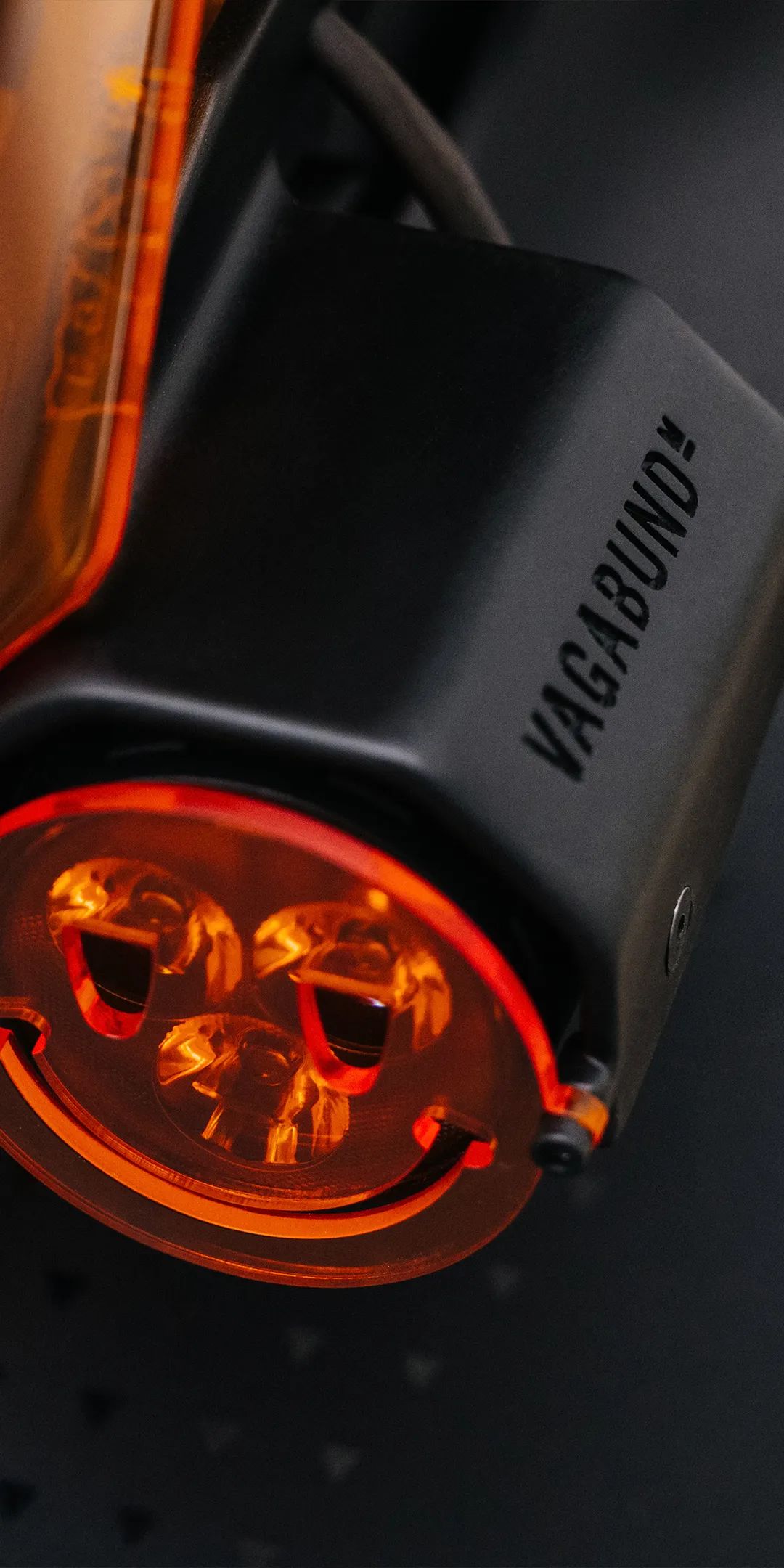 宝马联名概念电动摩托车，可外挂冲浪板