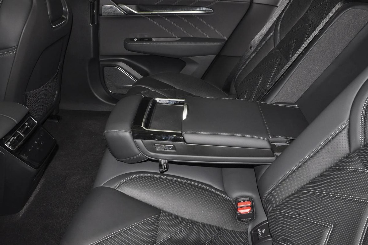 岚图追光phev颜值配置不输bba,岚图追光phev和bba