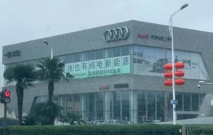 4s店在车尾贴恶心广告,4s店拉客图片