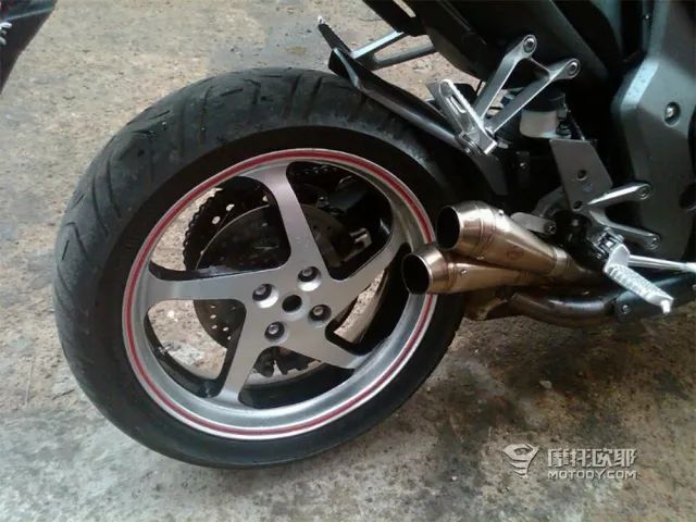 23款春风450srs和24款春风450sr区别,春风450sr加强刹车性能