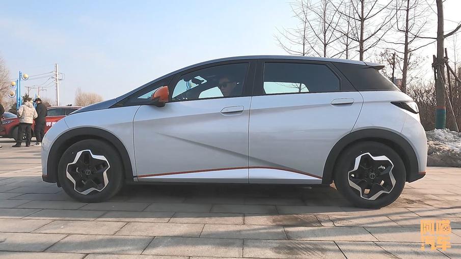 买什么颜色的车保值一点,哪个颜色的车保值率高