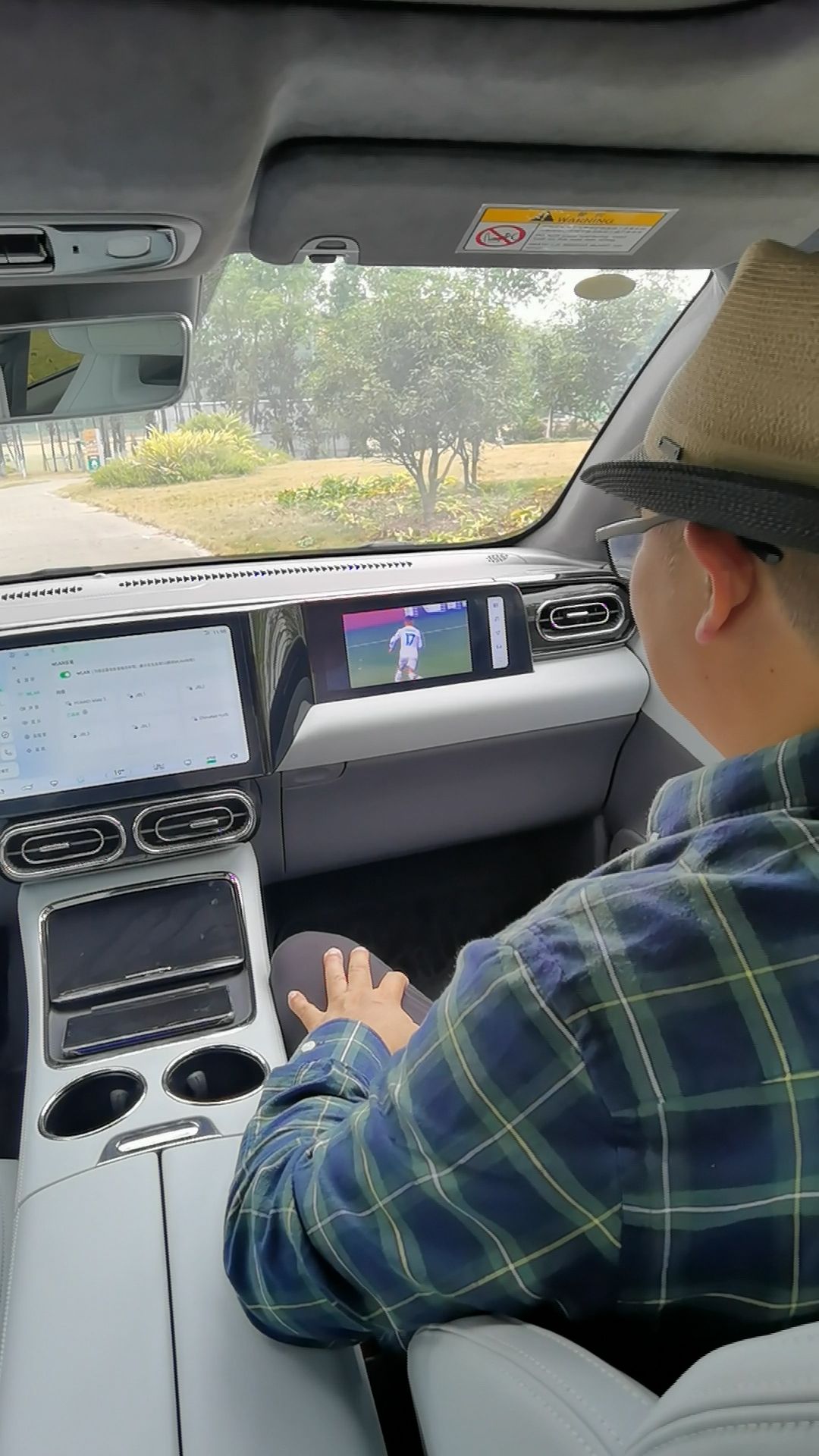 手机没电又想看球赛直播,零跑C01:投屏看更好咯!