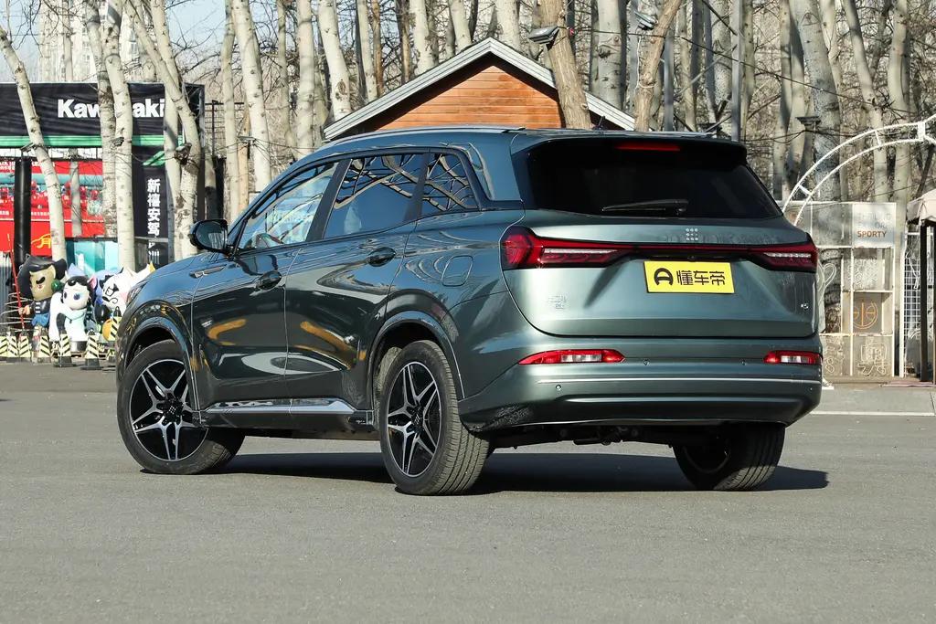 售价13.99万起，两种座椅布局，配比亚迪混动系统，蓝电E5上市