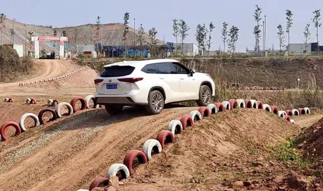 全新丰田汉兰达操控性提升,新款丰田汉兰达四驱爬坡能力