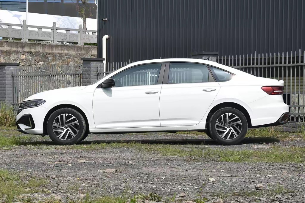 新一代大众朗逸中配型,新朗逸顶配对比帕萨特