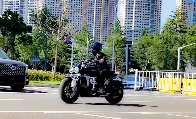 凯旋火箭3r骑行感受,凯旋火箭3好驾驭吗