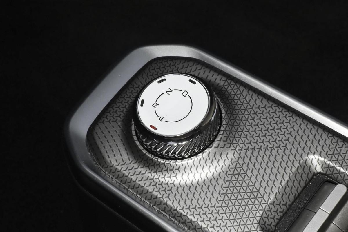 经济小巧、颜值高、动力强，适合女生开的三款小车，更喜欢哪款？