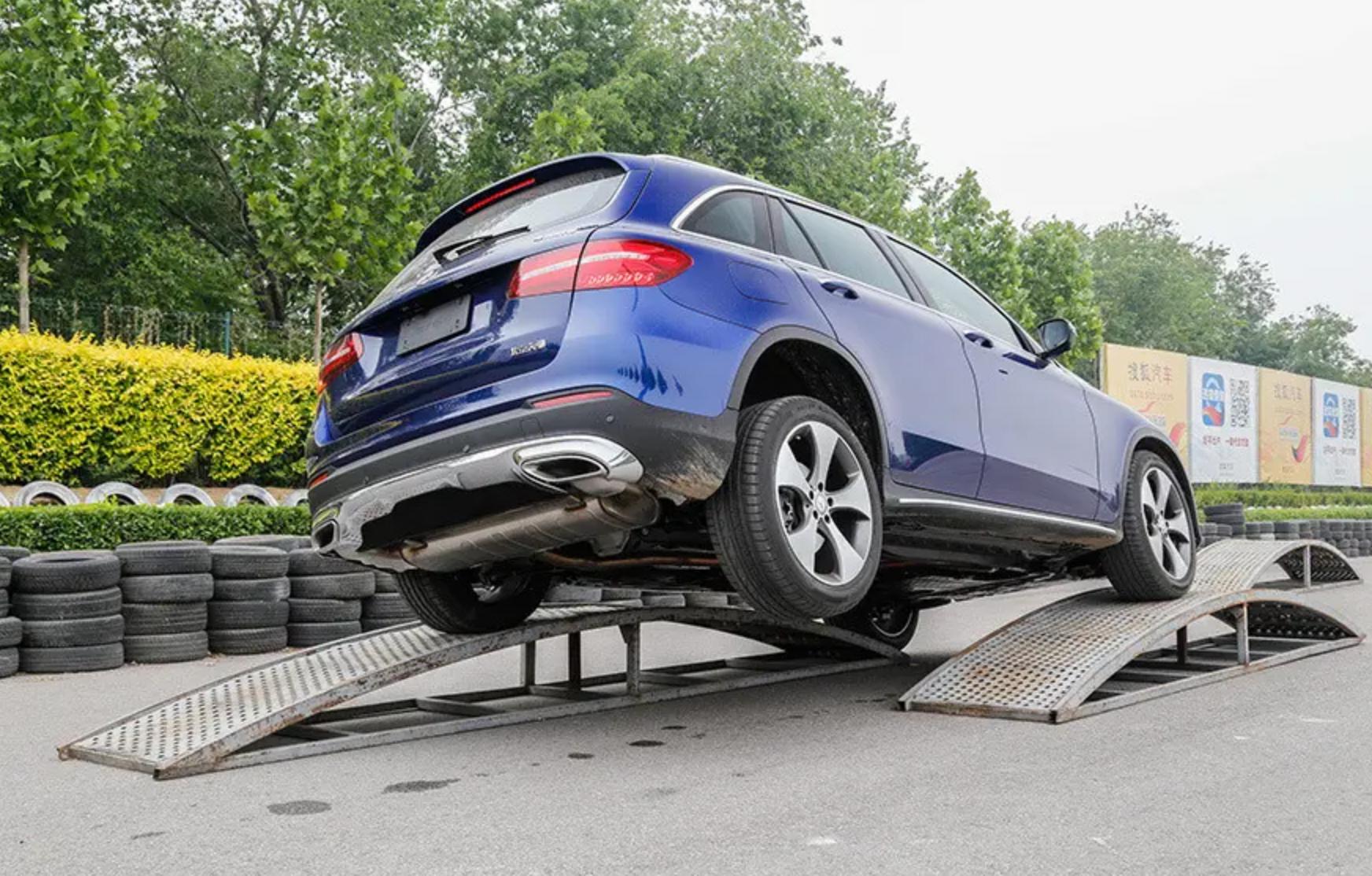 30万的bba和奔驰glc哪个好,最新款奔驰glc四驱测试视频