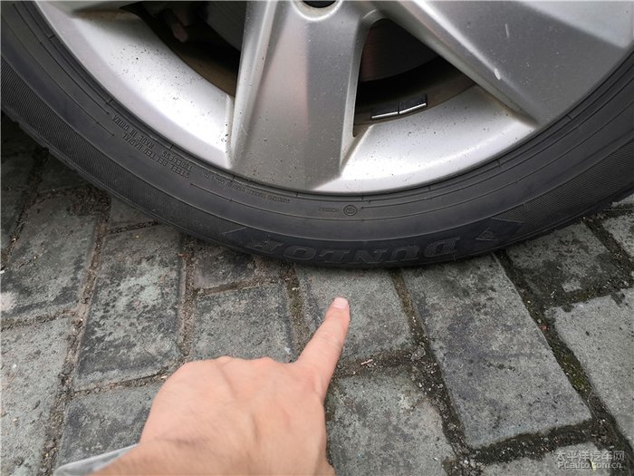 轮胎9年了才跑3万公里要换吗,轮胎被马路牙子刮破点皮要换吗