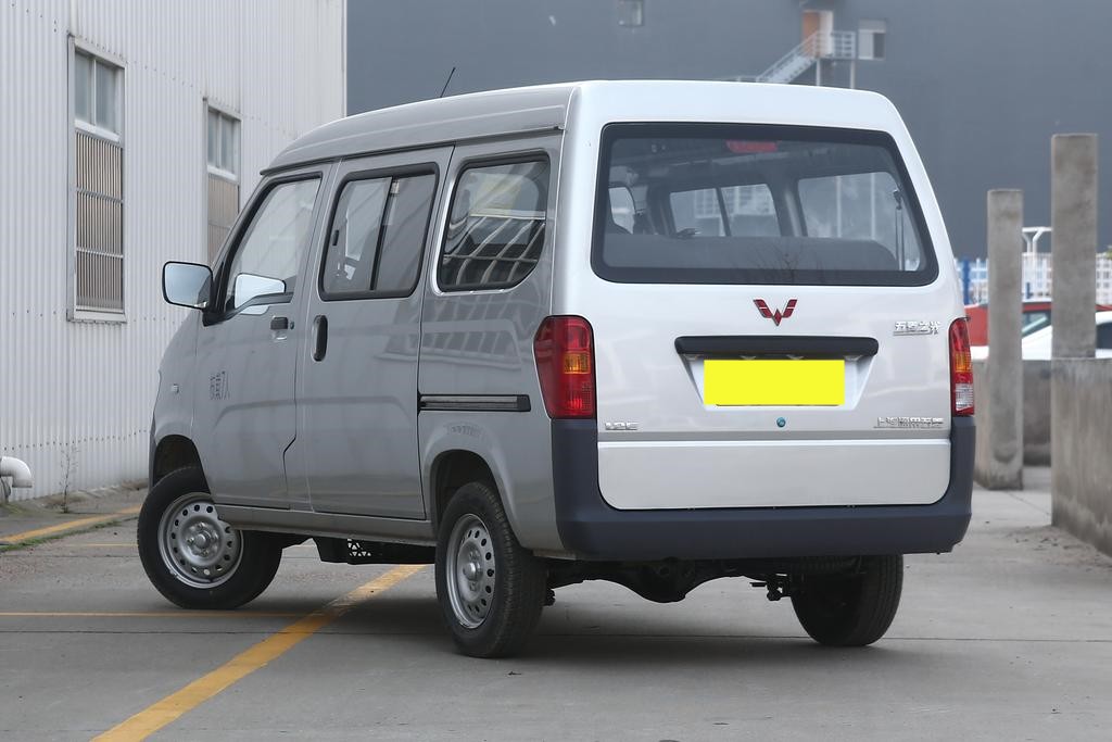 体验五菱之光2019款1.2LS实用型，定价3.23万还是后驱，油耗6.0L