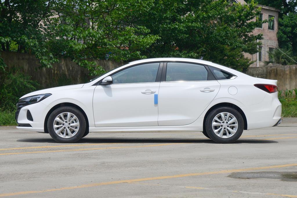 逸动的前保险杠区域,逸动plus20231.4t尊贵版前保险杠