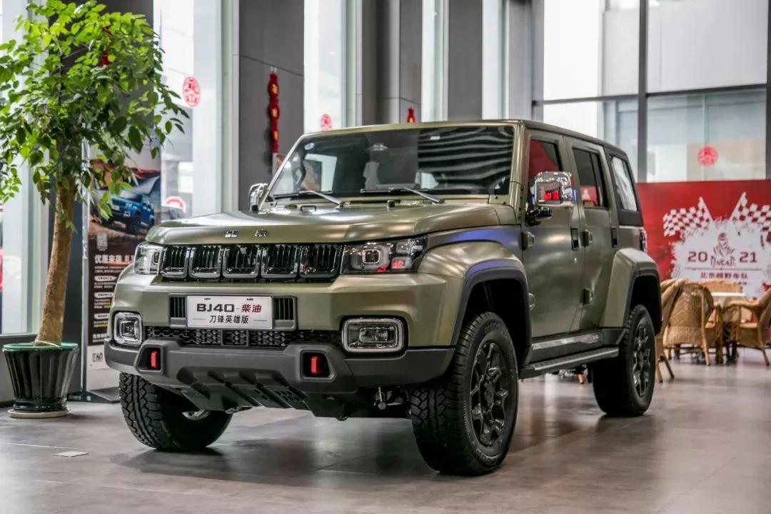 国产硬派越野bj40英雄版上市了,刀锋柴油版bj40最帅姿态