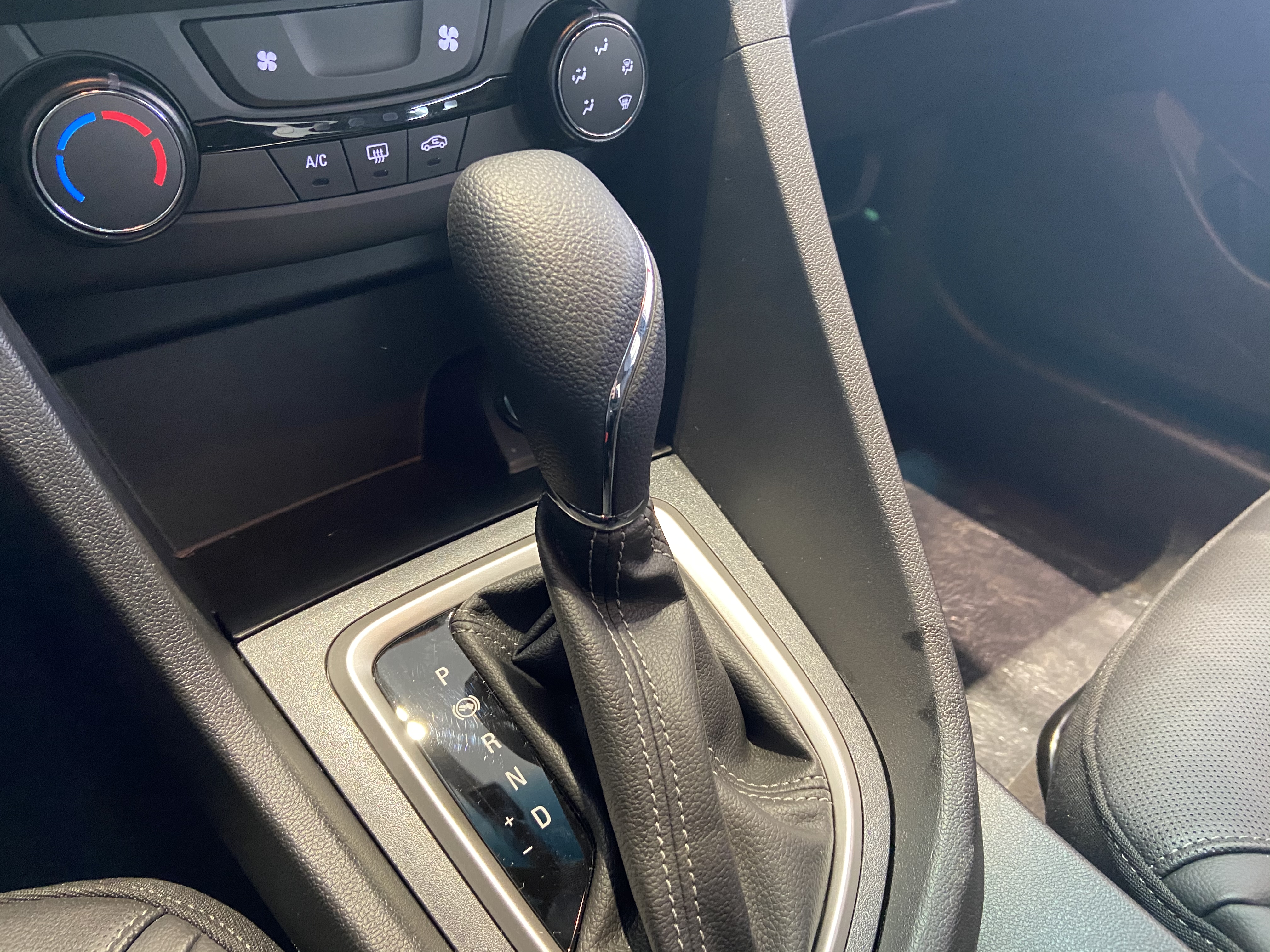 别克英朗:标配6AT变速箱,车内空间宽敞!7月份共卖出17940辆